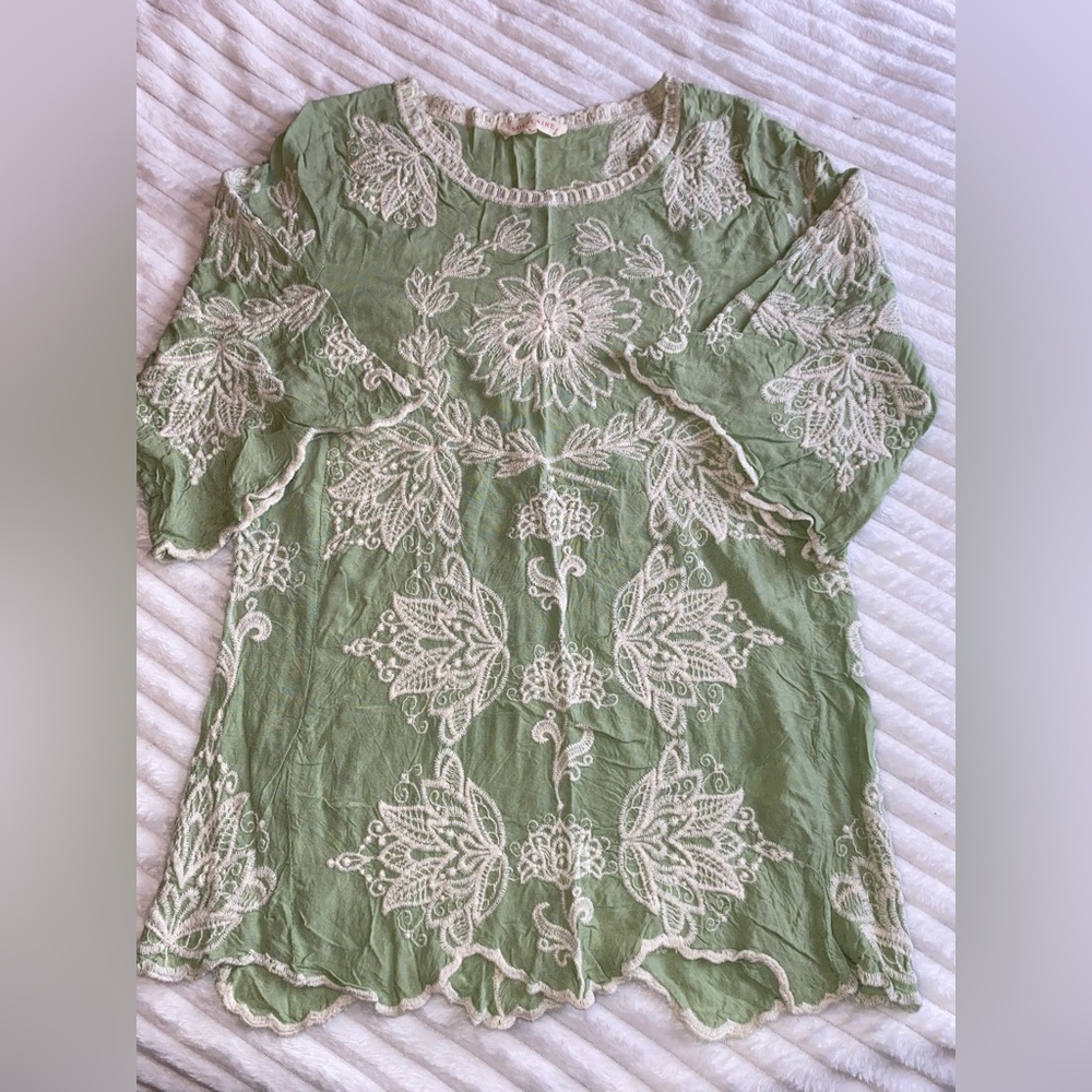Pre Owned Solitaire Top Blouse
Embroidered Light Green White 100%
Rayon
